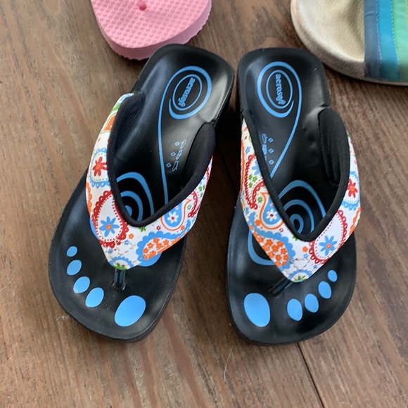 One pair of size 1/2 sandals girls preowned - Picture 2 of 9